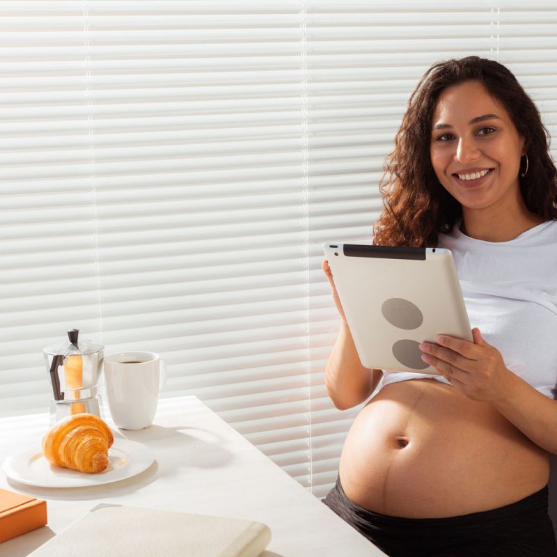 mulher-gravida-com-tablet-na-mão-2