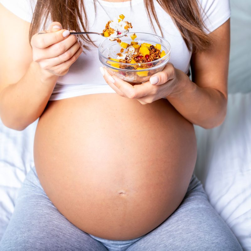 mulher-gravida-comendo-granola